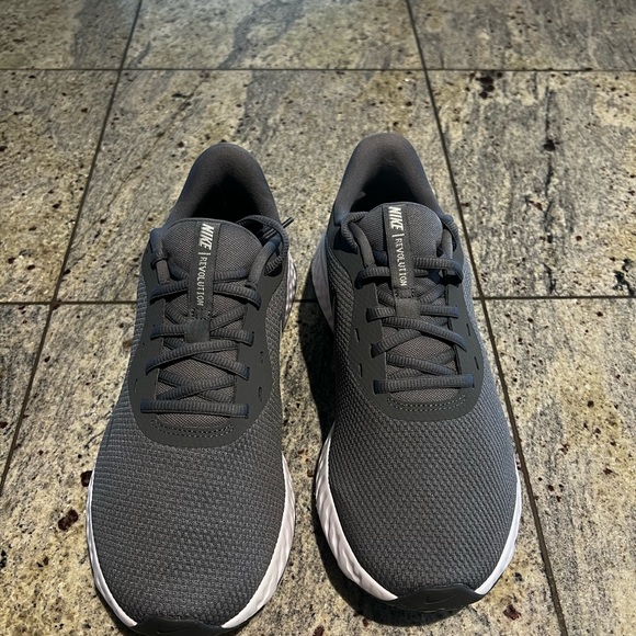 Brand new Nike Revolution sneakers - Picture 2 of 7